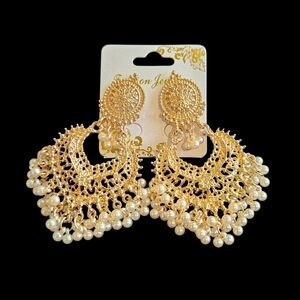 NWT - Elegant Gold and Pearl Earrings